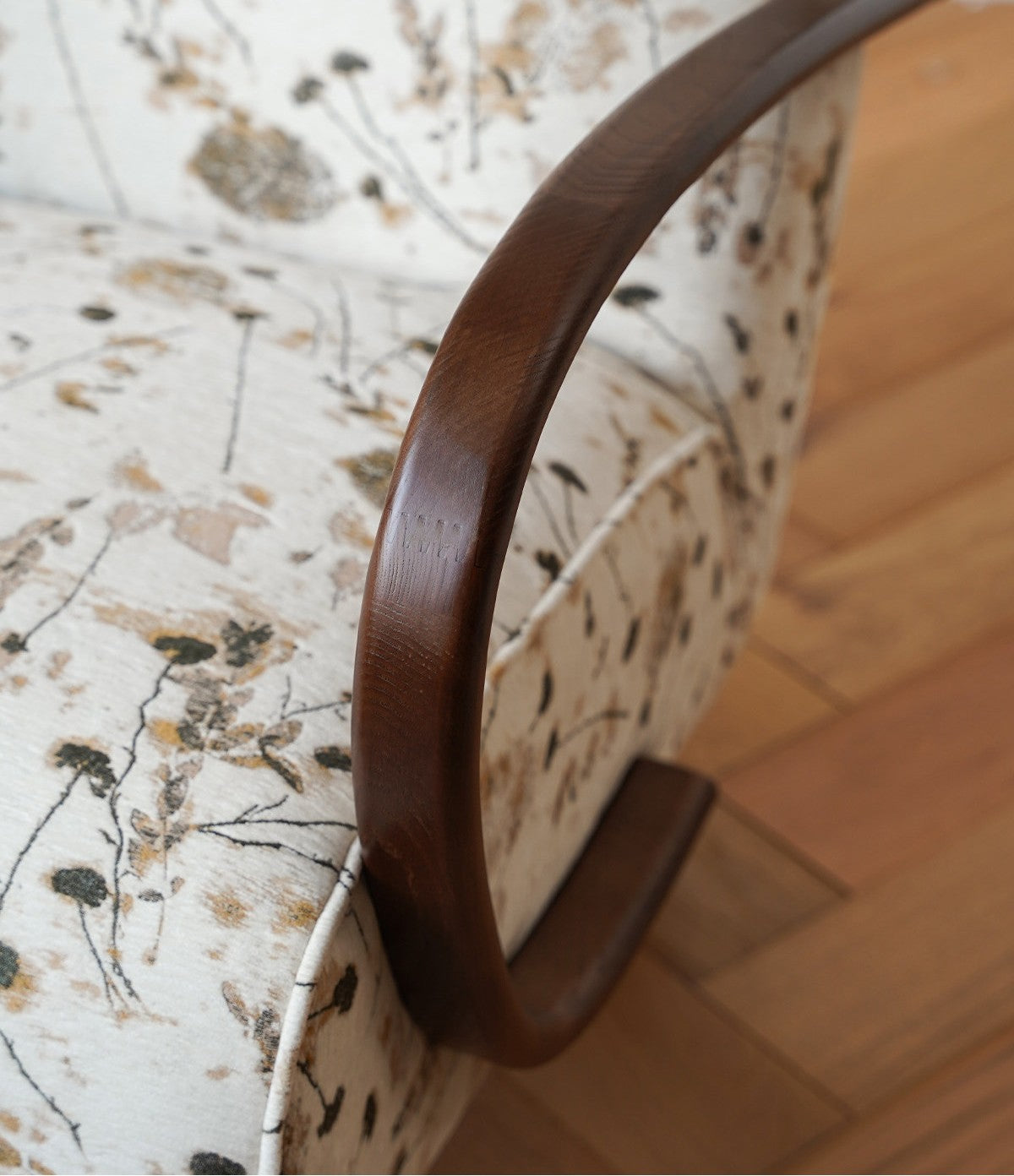 Floral Accent Chair with Solid Wood Arms, Vintage Upholstered Lounge Chair, Single Sofa Chair for Living Room, Bedroom, Balcony, Reading Nook, Beige Botanical Print