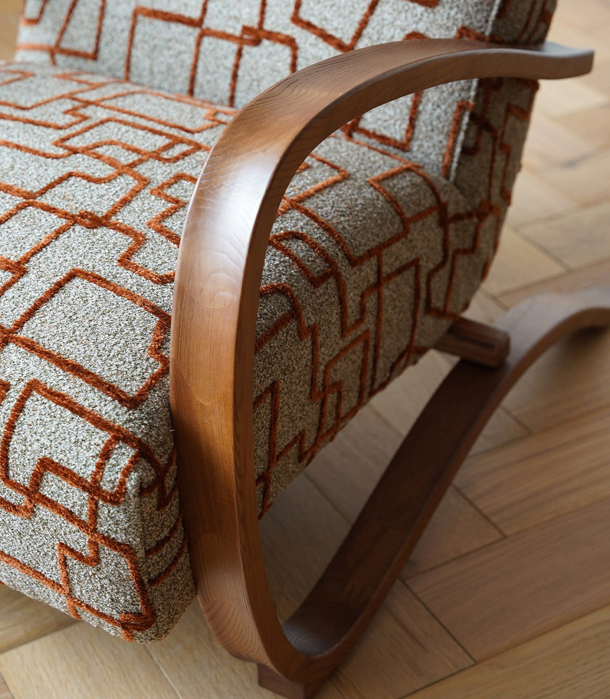 Mid Century Modern Fabric Accent Chair, Geometric Upholstered Lounge Chair with Curved Solid Wood Arms, Single Sofa Chair for Living Room, Bedroom, Reading Nook, Office