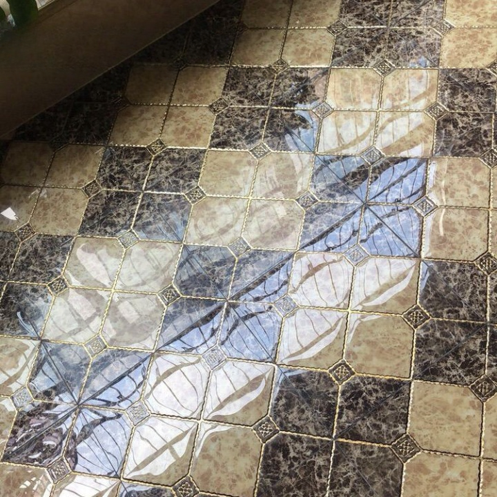 Luxury Brown Marble Look Porcelain Floor Tile Glossy Gold Inlay Ceramic Tile Non Slip Decorative Bathroom Kitchen Floor Tile for Villa Hotel Living Room