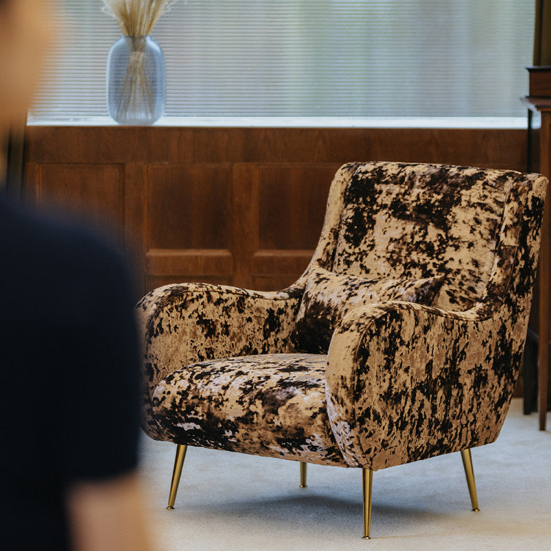Amber Brown Velvet Accent Chair, Vintage Modern Lounge Armchair, Mottled Upholstered Single Sofa Chair with Rounded Arms and Gold Tone Legs for Living Room, Study