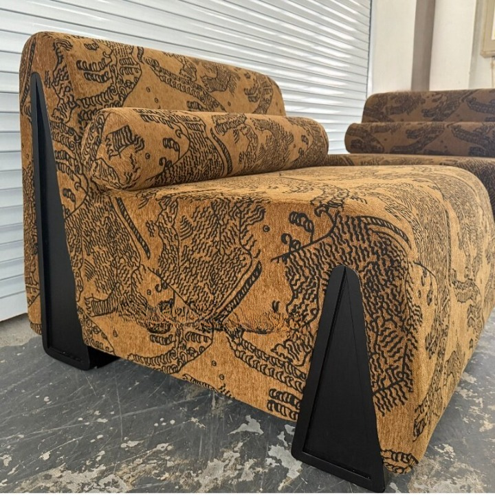 Pyramid Style Lounge Chair, Tiger Pattern Upholstered Accent Chair with Bolster Pillow and Black Side Supports, Wide Single Sofa Chair for Living Room, Bedroom, Reading Nook, Hotel, Lounge and Balcony