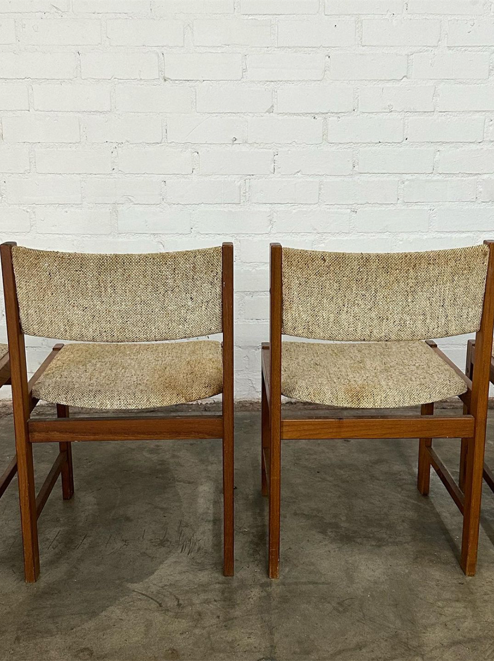 Solid Wood Dining Chair with Upholstered Seat and Back, Modern Vintage Accent Chair, Beige Fabric Kitchen Chair, Wooden Side Chair for Dining Room, Living Room, Reception Area, Cafe and Meeting Space