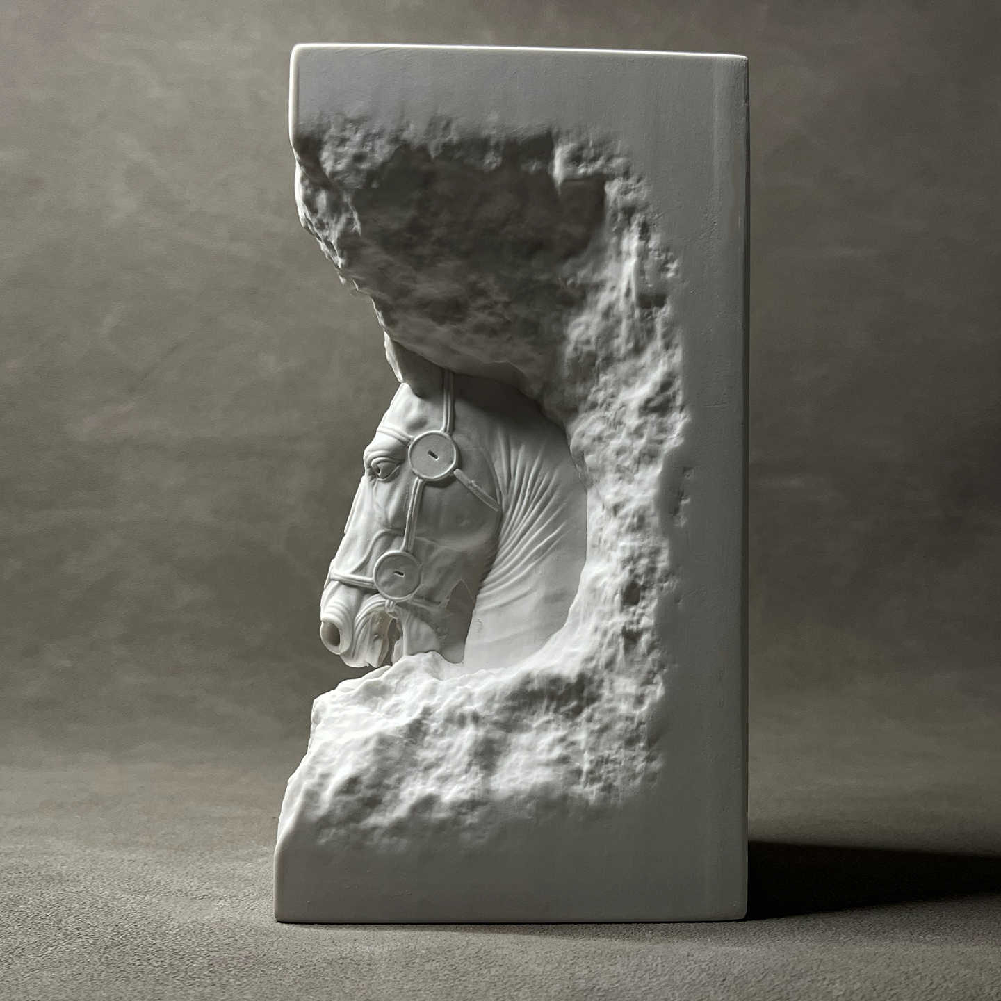 Modern Minimalist Horse Head Sculpture Bookend – White Stone Decor for Bookshelves, Cabinets, Wine Bar, Office, Set of 4