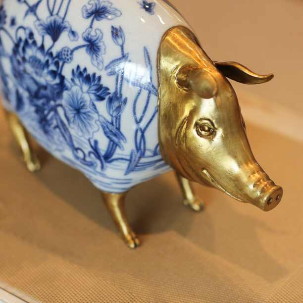 Premium Blue & White Porcelain Pig Sculpture – Traditional Asian Lotus Pattern with Gilded Bronze Details, Luxury Ceramic Home Décor Figurine