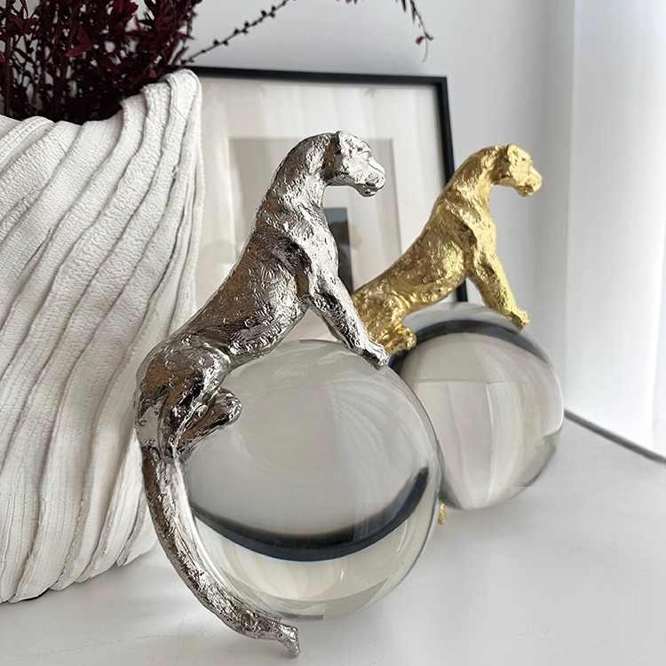Luxury Crystal Globe Leopard Sculpture – Modern Silver Metal Panther Decor for Living Room, Office, or Unique Gift
