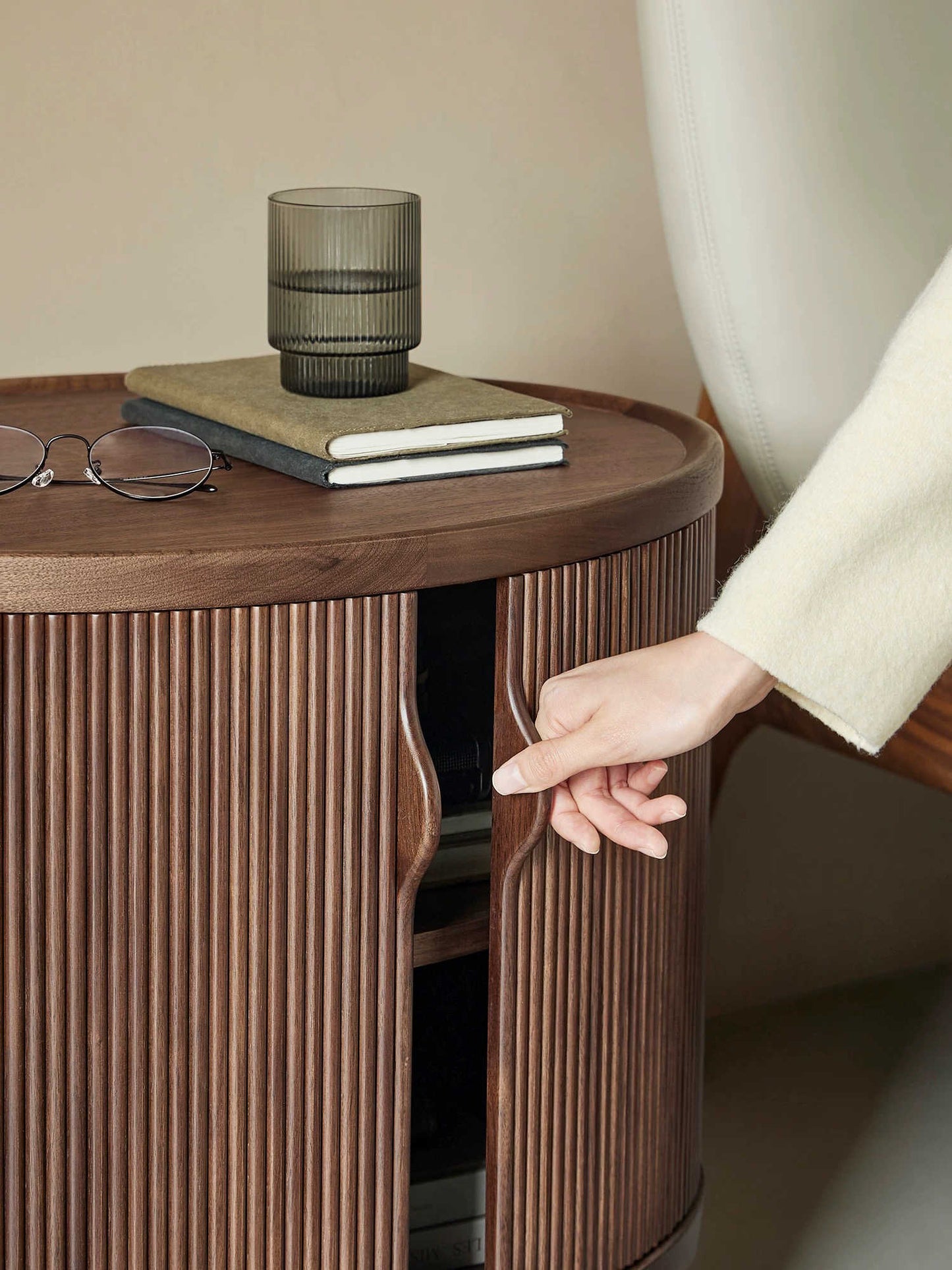 Mid-Century Modern Walnut Oval Console Cabinet – Fluted Solid Wood Bedside Table, Contemporary Storage Nightstand for Bedroom and Living Room