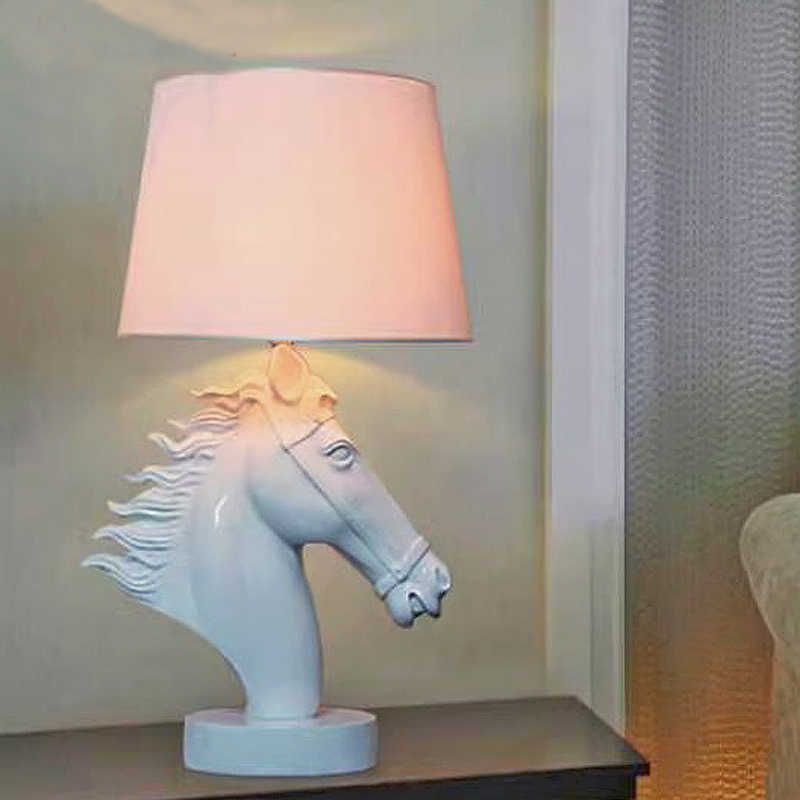 Horse Head Resin Sculpture Table Lamp, Modern Art Creative Bedside Lamp, Abstract Animal Accent Light for Bedroom & Living Room