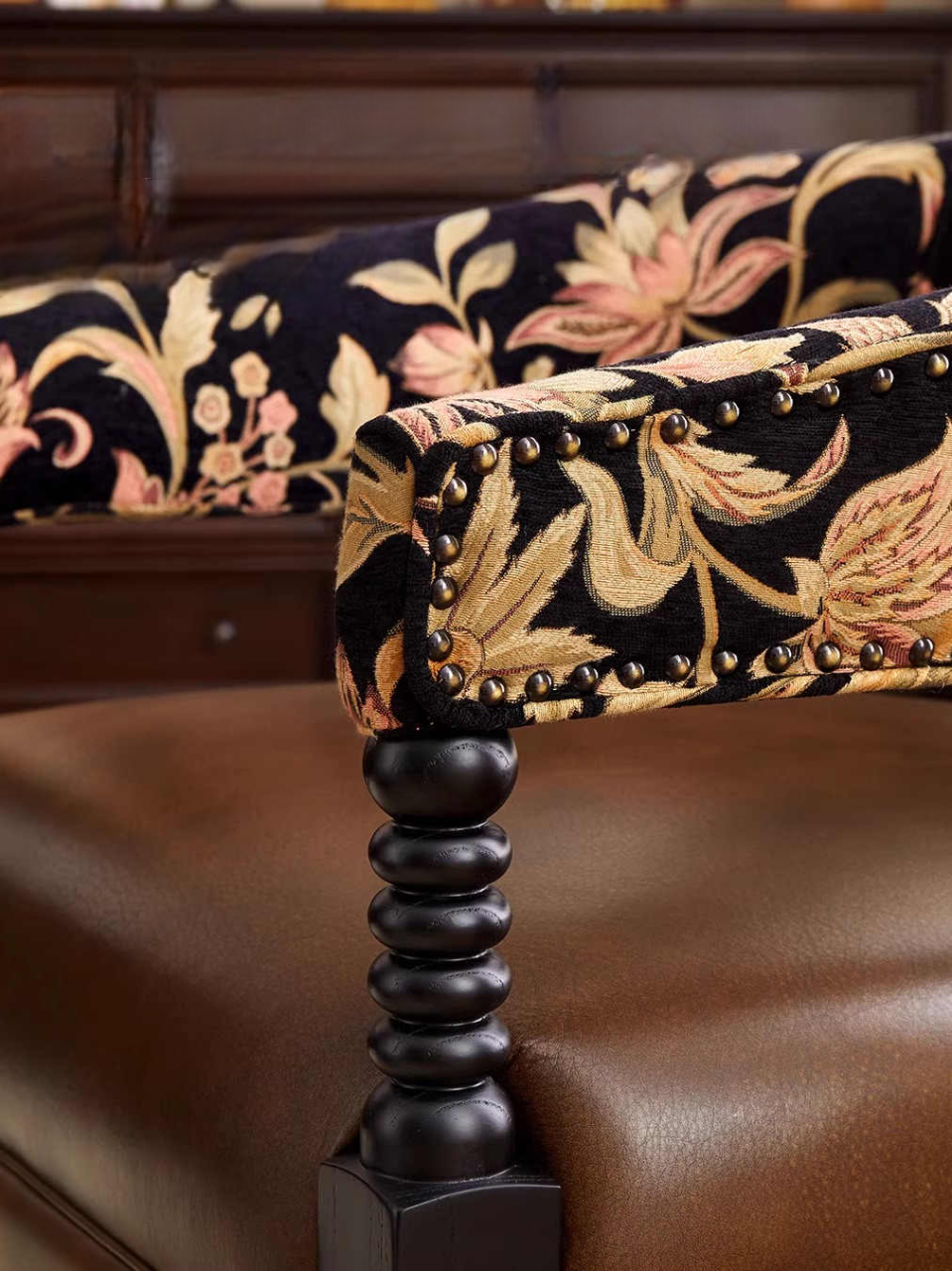Vintage Solid Wood Accent Chair – Floral & Brown Upholstered Retro Lounge Chair for Small Apartment, Living Room and Bedroom