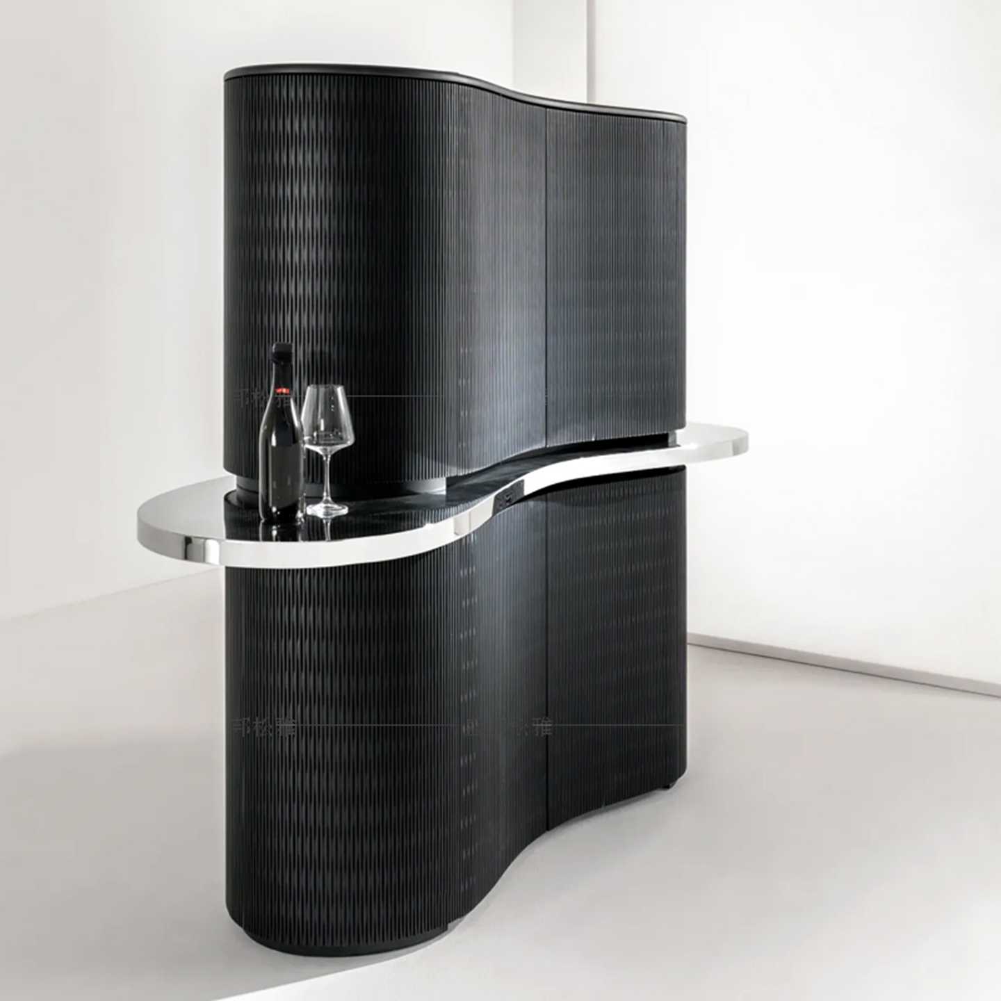 Curved Bar Cabinet in Black – Modern Sculptural Wine Display with Stainless Steel Accents, Designer Luxury Storage Cabinet for Contemporary Living Rooms