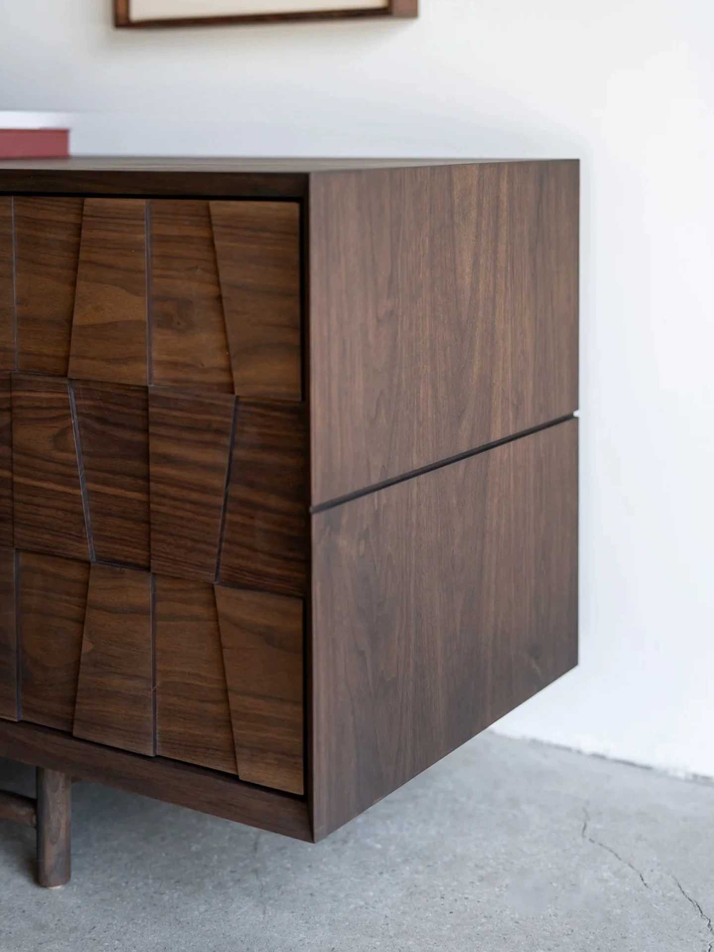 Modern Solid Wood Geometric Textured Sideboard – Contemporary Living Room TV Console, Large Storage Cabinet with Abstract Relief Pattern, Minimalist Walnut Finish Media Stand