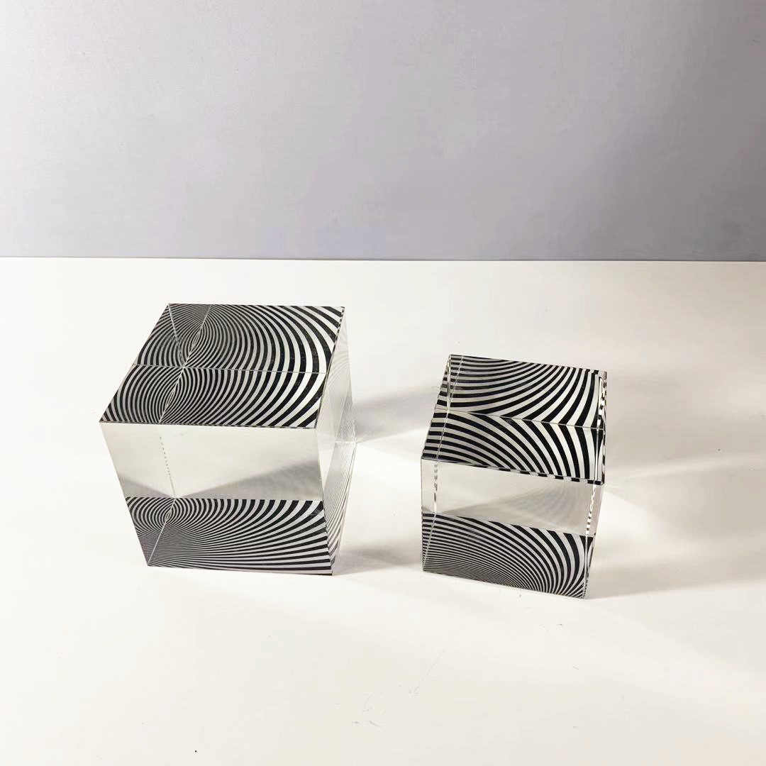 Modern Black & White Striped Crystal Cube – Geometric Op Art Display Piece for Living Room Coffee Table & Showroom Decor