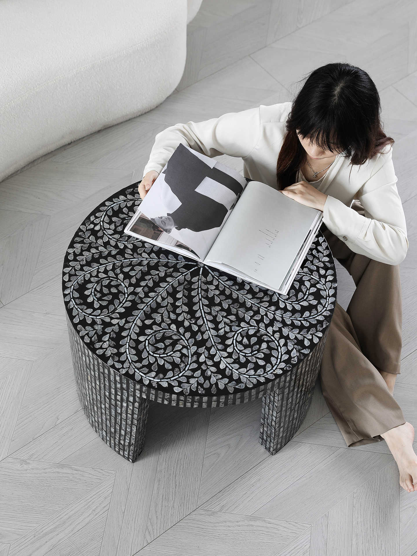 Luxury Minimalist Round Coffee Table, Black Iris Mosaic Accent Table for Living Room & Modern Asian Decor