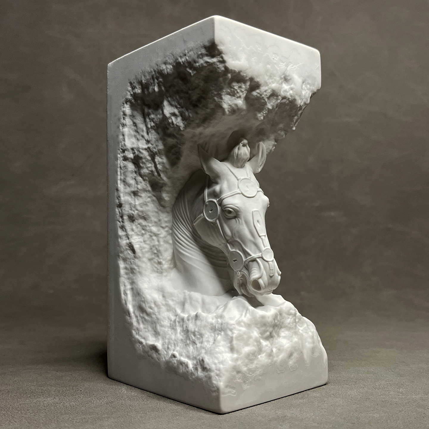 Modern Minimalist Horse Head Sculpture Bookend – White Stone Decor for Bookshelves, Cabinets, Wine Bar, Office, Set of 4