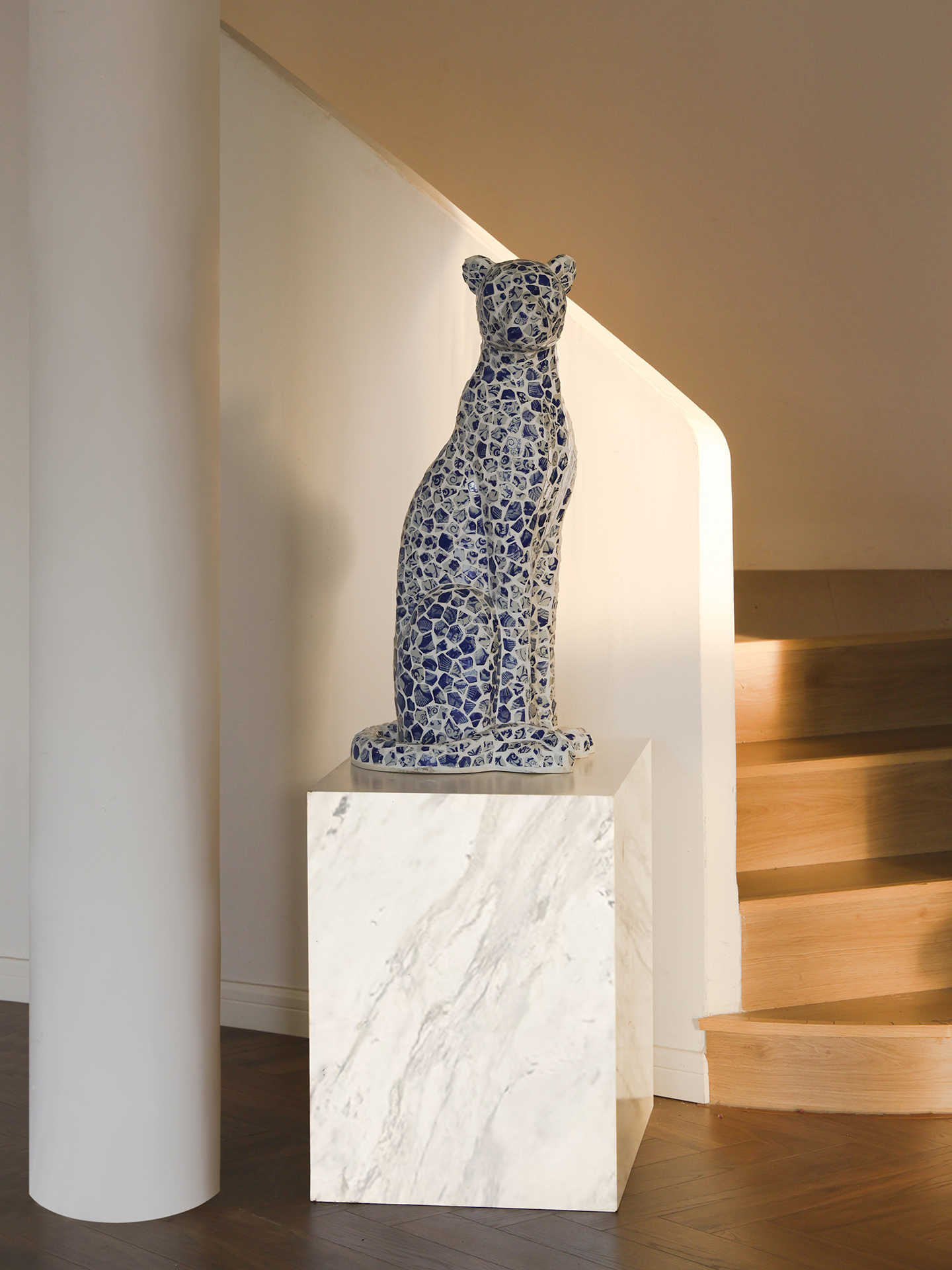 Handcrafted Blue and White Ceramic Leopard Sculpture – Asian Porcelain Mosaic Art Figurine, Luxury Home Decor Statement Piece for Entryways and Living Rooms