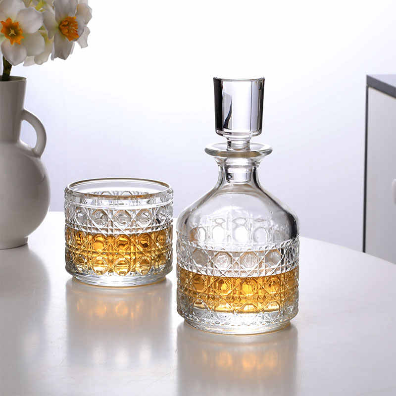 Vintage Crystal Whiskey Decanter Set – Professional Glass Liquor Bottle with Stopper, Home Barware for Whisky, Bourbon, Scotch & Cocktails