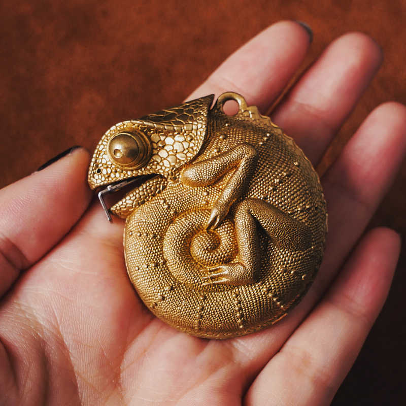 Premium Brass Chameleon Measuring Tape Keychain – Handcrafted Animal-Inspired EDC Tool with 6ft/2m Retractable Steel Tape, Original Wu Design