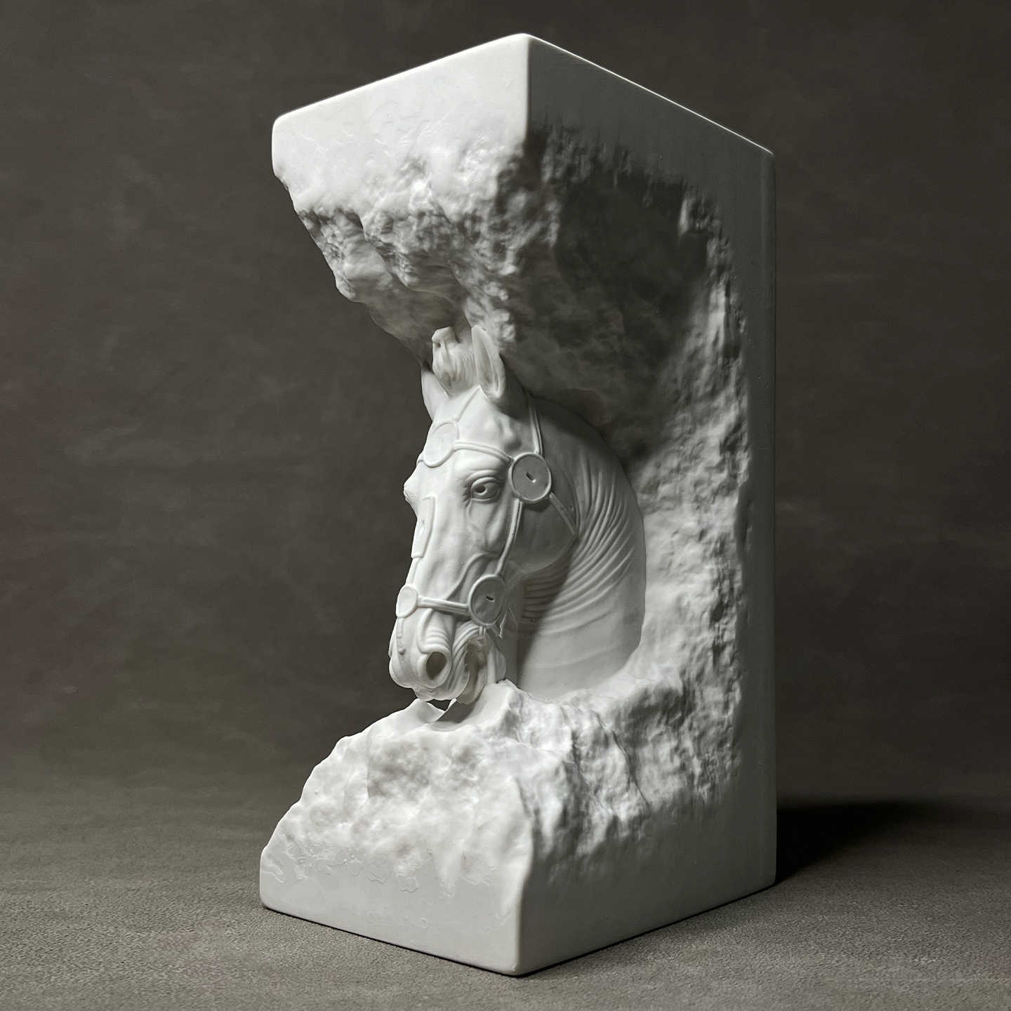 Modern Minimalist Horse Head Sculpture Bookend – White Stone Decor for Bookshelves, Cabinets, Wine Bar, Office, Set of 4