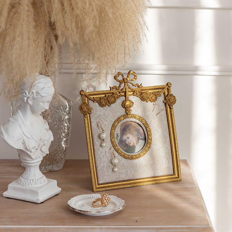 Vintage Gold Jewelry Stand Picture Frame, Creative Desktop Display Organizer for Earrings, Necklaces & Keepsakes