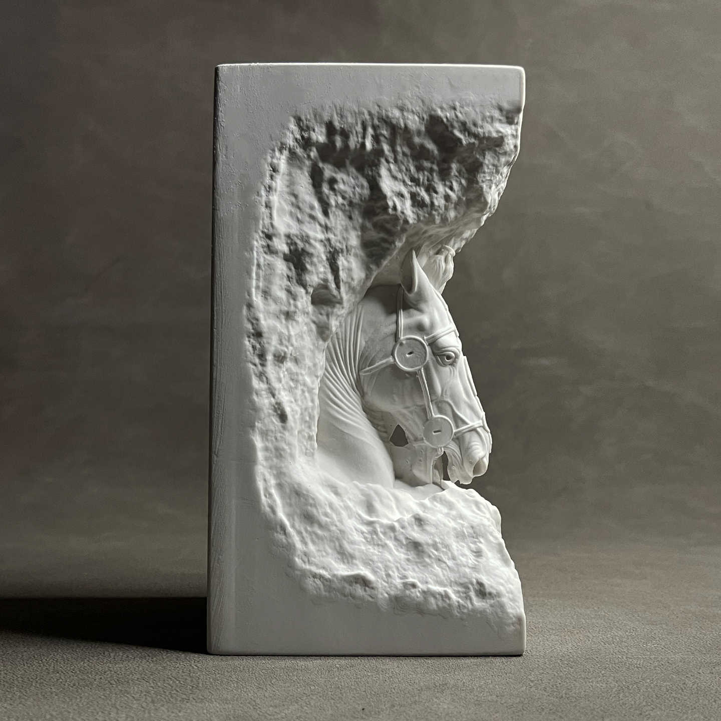Modern Minimalist Horse Head Sculpture Bookend – White Stone Decor for Bookshelves, Cabinets, Wine Bar, Office, Set of 4