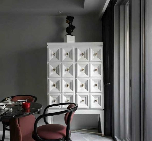 Modern Luxury White Solid Wood Bar Cabinet – High-End Living Room Display, Geometric Door Buffet