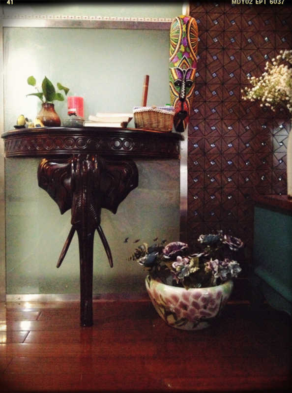 American Style Half-Moon Console Table with Hand-Carved Elephant Base, European Solid Wood Entryway Table with Circular Molding
