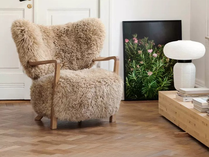 Sherpa Accent Chair with Solid Walnut Wood Arms, Upholstered Lounge Chair, Modern Fuzzy Armchair for Living Room, Bedroom, Reading Nook, Hotel, Beige
