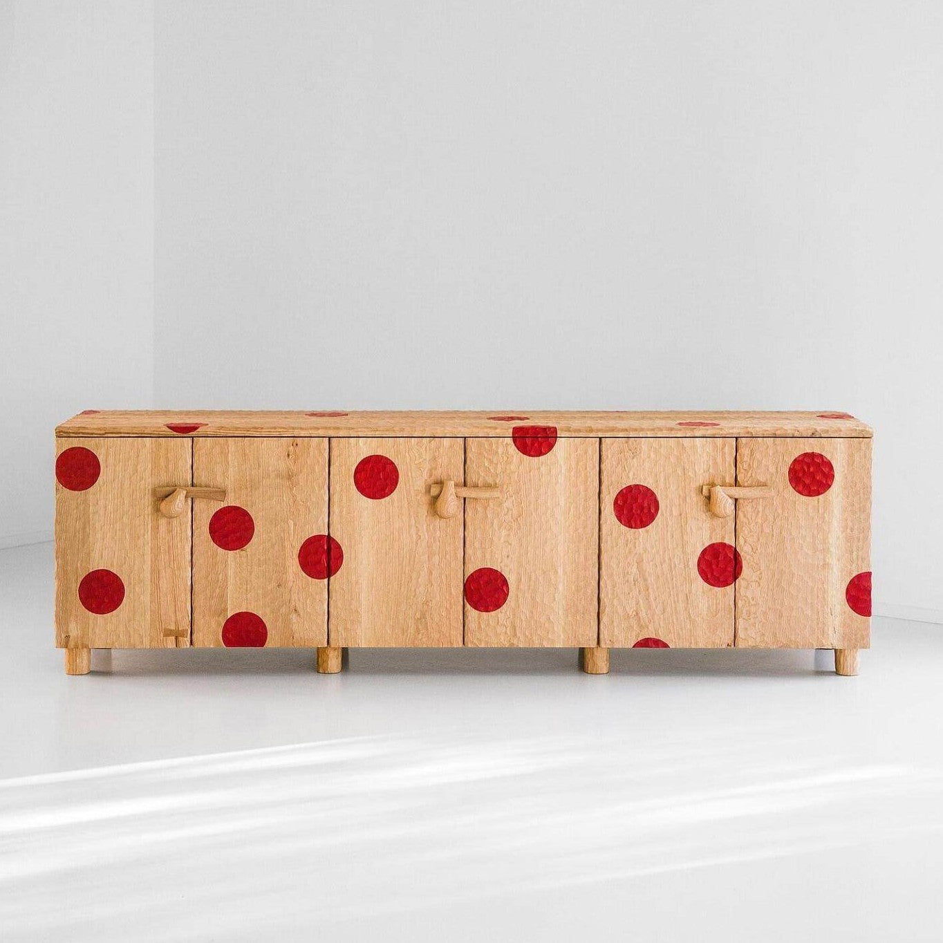 Natural Wood Sideboard Cabinet with Red Circle Pattern, 4 Door Buffet Credenza, Modern Minimal Storage Cabinet for Living Room, Dining Room, Entryway and Hallway