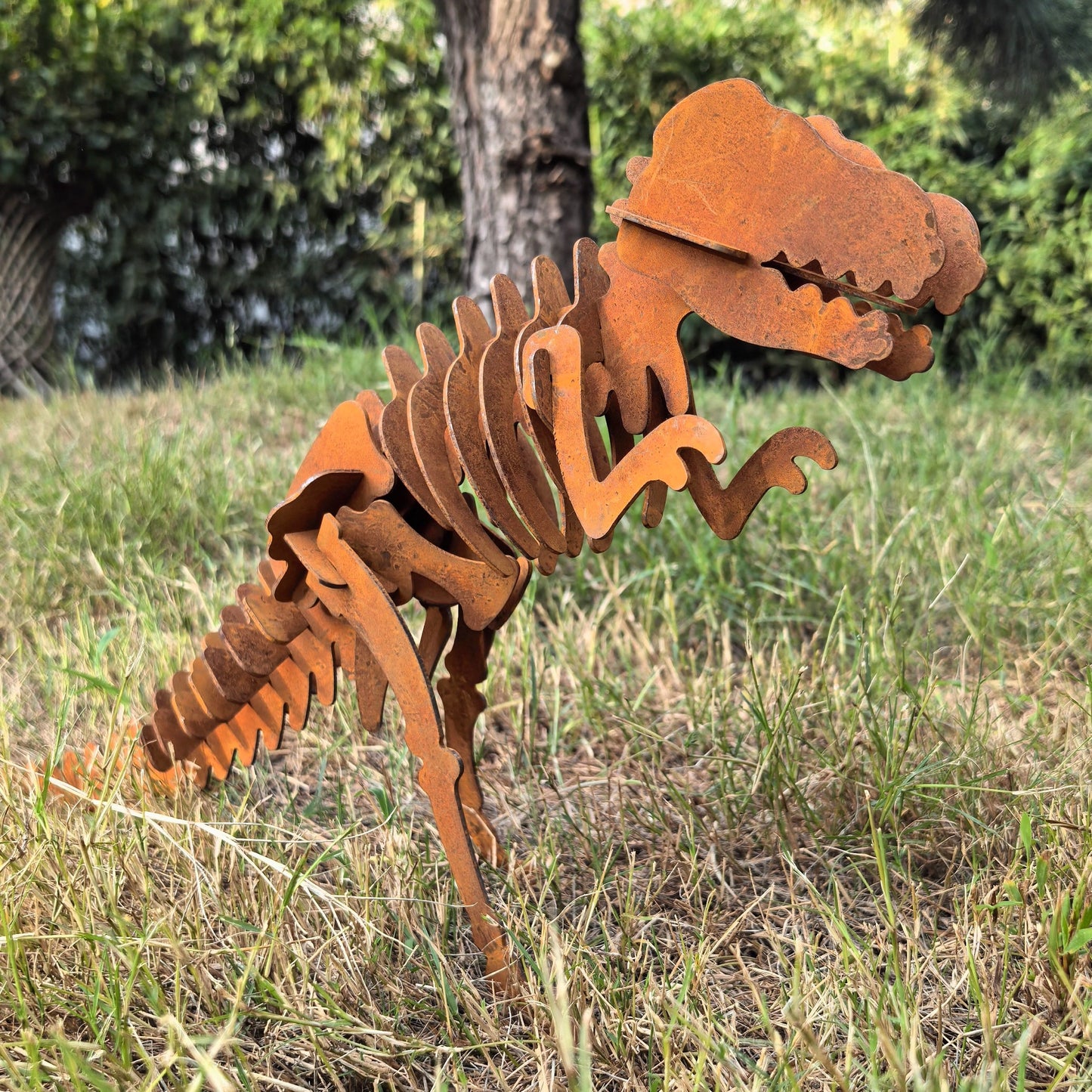 Rustic Metal T Rex Skeleton Garden Sculpture, 3D Dinosaur Yard Art Decor, Weathered Rust Finish Prehistoric Animal Statue for Outdoor Lawn, Patio, Backyard, Garden Display