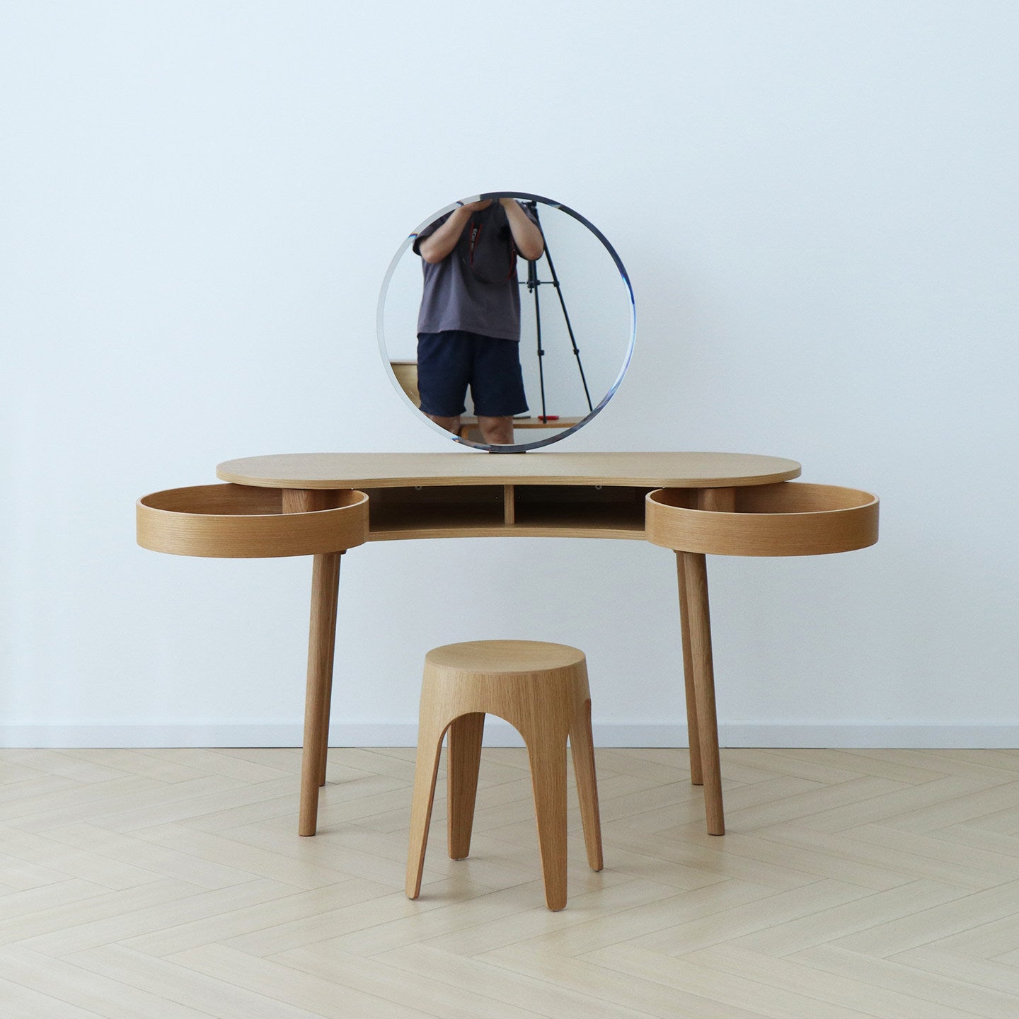 Natural Oak-Finish Wood Vanity Desk with Round Mirror, Mid-Century Modern Kidney-Shaped Makeup Dressing Table with 2 Curved Storage Drawers and Center Shelf for Bedroom