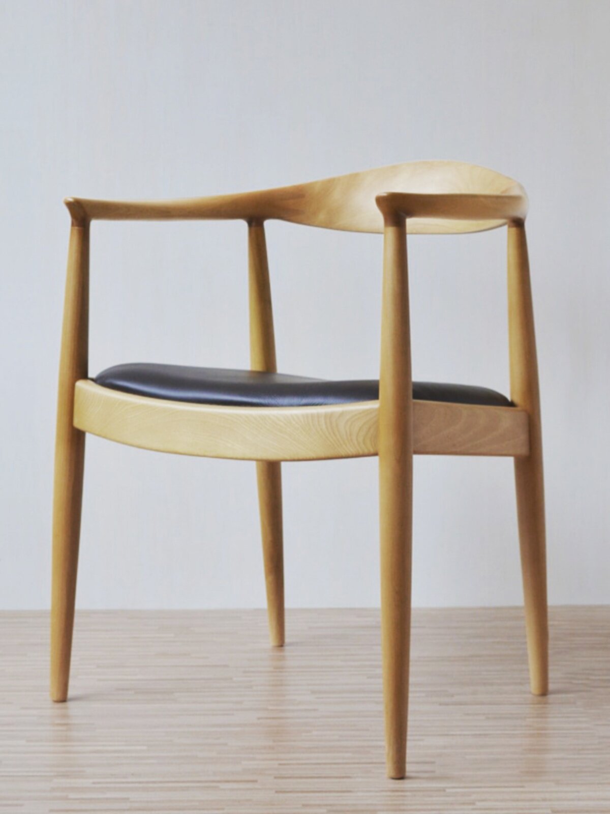 Solid Wood Dining Chair with Arms, Ash Wood Accent Chair with Black PU Leather Seat, Mid Century Modern Side Chair for Dining Room, Study, Meeting Room, Cafe and Living Room