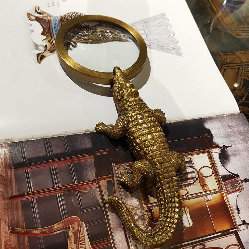 Gold Crocodile Magnifying Glass Desk Decor, Decorative Reading Magnifier with Glass Lens, Alligator Tabletop Sculpture for Office, Library, Study Room, Bookshelf, Collectibles and Gift Display
