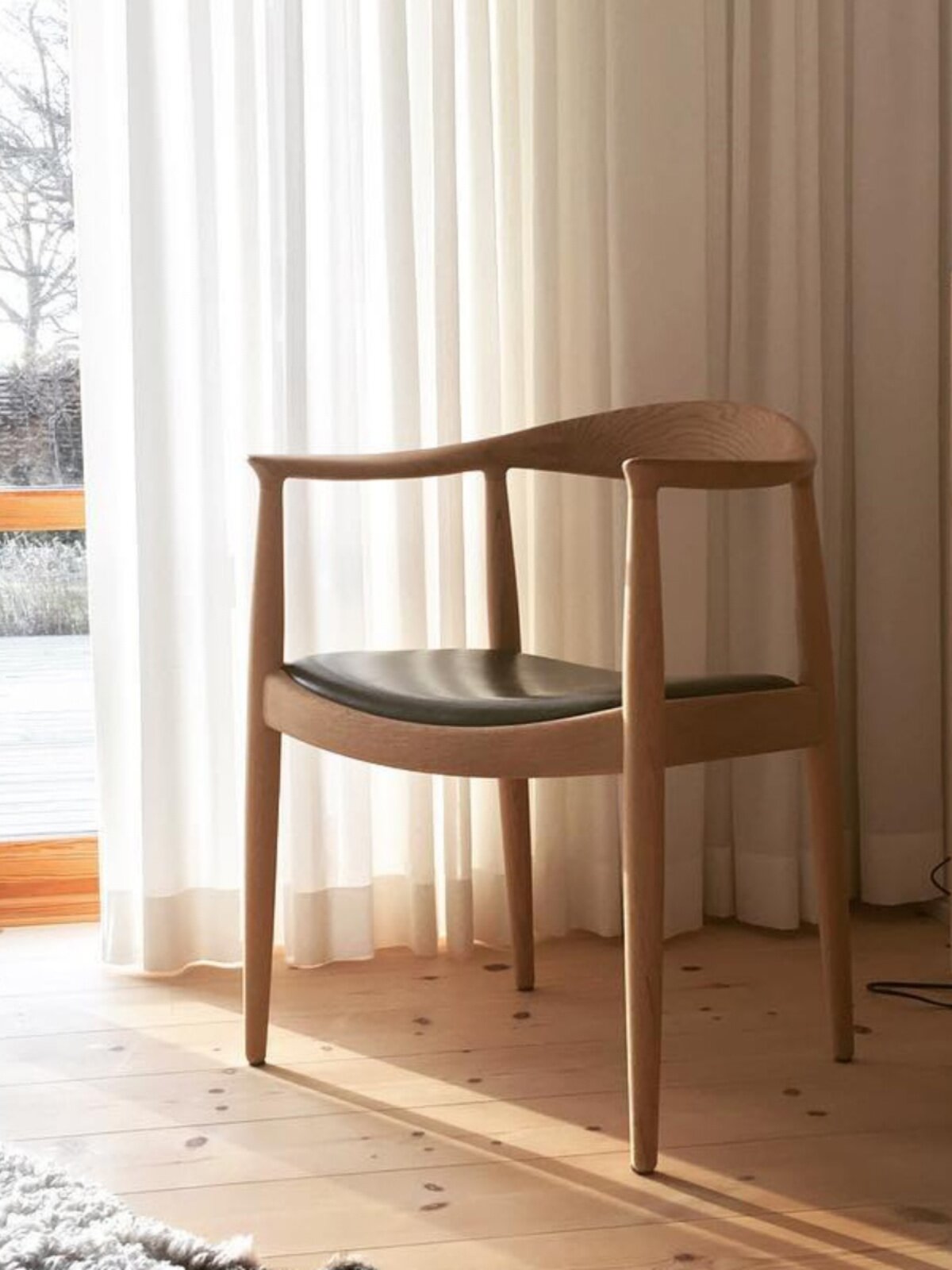 Solid Wood Dining Chair with Arms, Ash Wood Accent Chair with Black PU Leather Seat, Mid Century Modern Side Chair for Dining Room, Study, Meeting Room, Cafe and Living Room