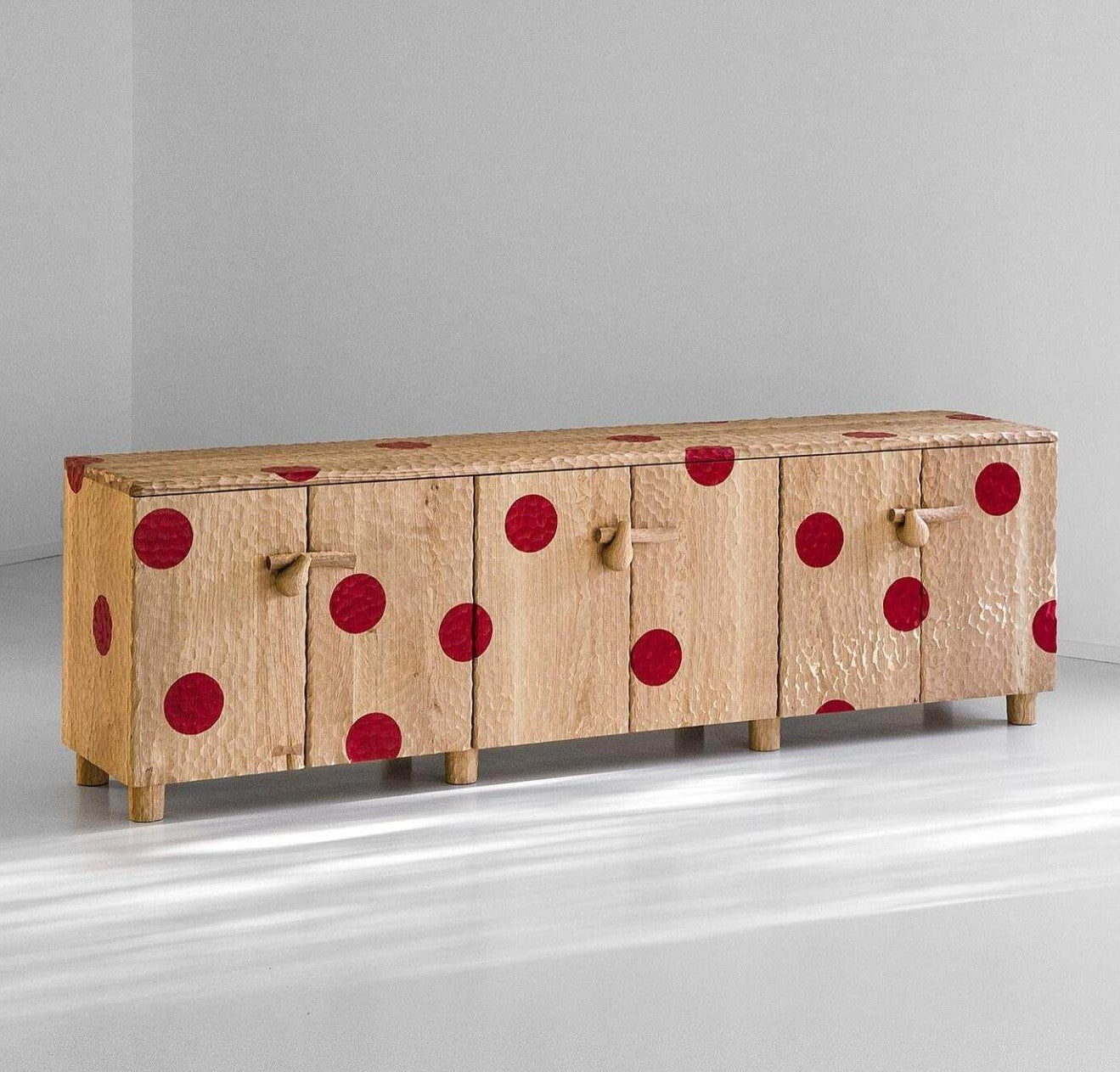 Natural Wood Sideboard Cabinet with Red Circle Pattern, 4 Door Buffet Credenza, Modern Minimal Storage Cabinet for Living Room, Dining Room, Entryway and Hallway
