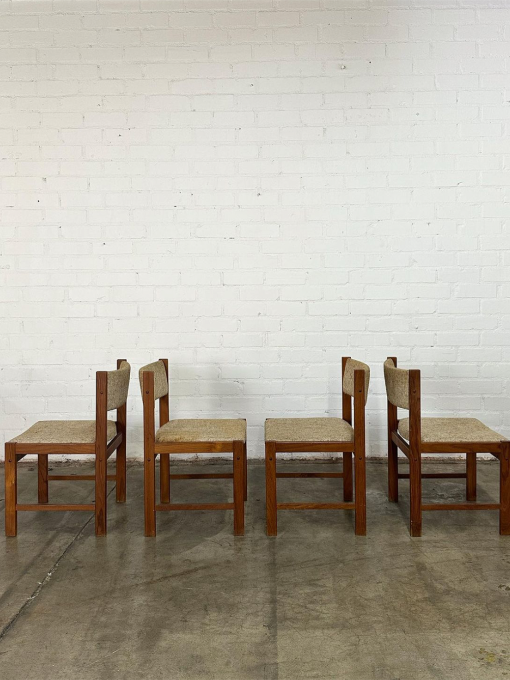 Solid Wood Dining Chair with Upholstered Seat and Back, Modern Vintage Accent Chair, Beige Fabric Kitchen Chair, Wooden Side Chair for Dining Room, Living Room, Reception Area, Cafe and Meeting Space