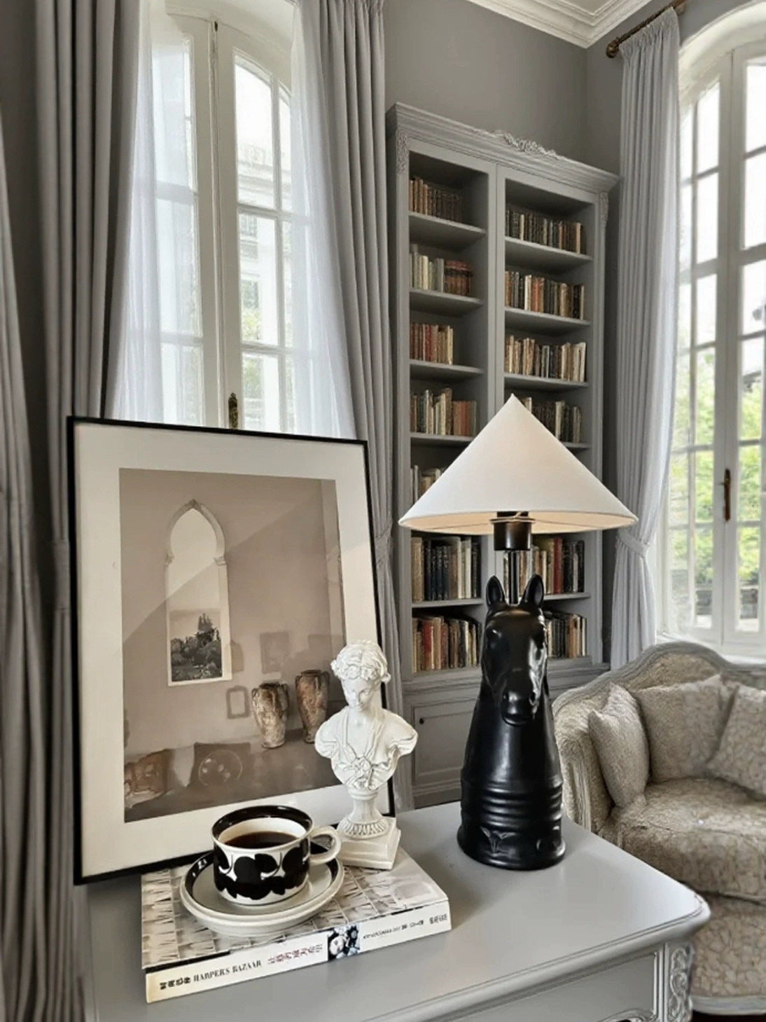 Black Horse Head Table Lamp with White Fabric Shade, Sculptural Ceramic Bedside Lamp with Remote Control Dimmable E27 Bulb, Vintage Accent Lamp for Bedroom Living Room Study