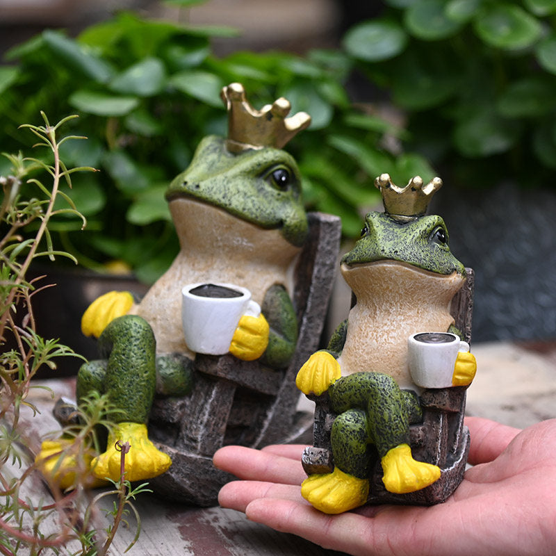 Green Crowned Frog Figurine, Hand-Painted Resin Frog Drinking Coffee in Rocking Chair, Whimsical Animal Statue for Office Desk, Bookshelf, Patio, Garden and Home Décor