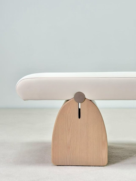 Cream Upholstered Bench with Solid Wood Base, Modern End of Bed Bench, Entryway Shoe Bench, Bedroom Bench, Hallway Bench, Living Room Accent Bench with Padded Seat and Rounded Edges