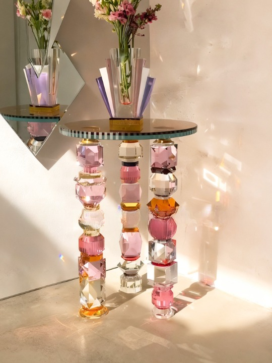 Pink, Clear and Amber Glass Round Side Table, Sculptural Faceted Crystal-Style Pedestal End Table, Glam Art Deco-Inspired Accent Table for Living Room, Bedroom and Lounge