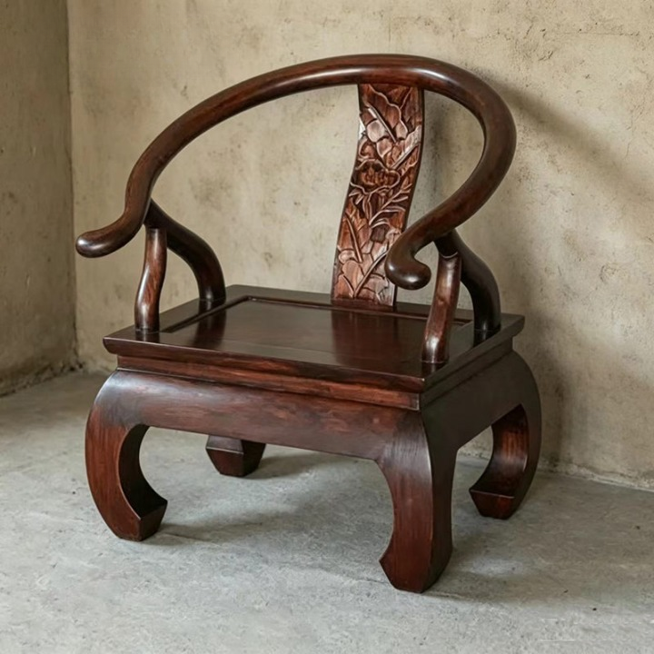 Traditional Horseshoe Back Armchair, Solid Elm Wood Accent Chair with Hand-Carved Floral Backrest, Curved Arms and Low Seat for Living Room, Tea Room or Reading Corner, Dark Walnut Finish