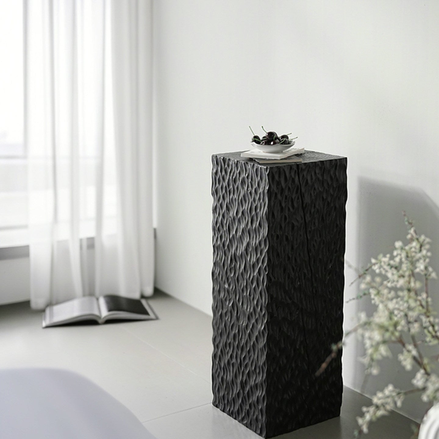 Black Solid Wood Pedestal Side Table, Hand-Carved Wave Texture Display Stand, Tall Square Tree Stump End Table for Sofa Side, Plant Stand, Sculpture Base, Living Room, Hotel, Entryway Decor