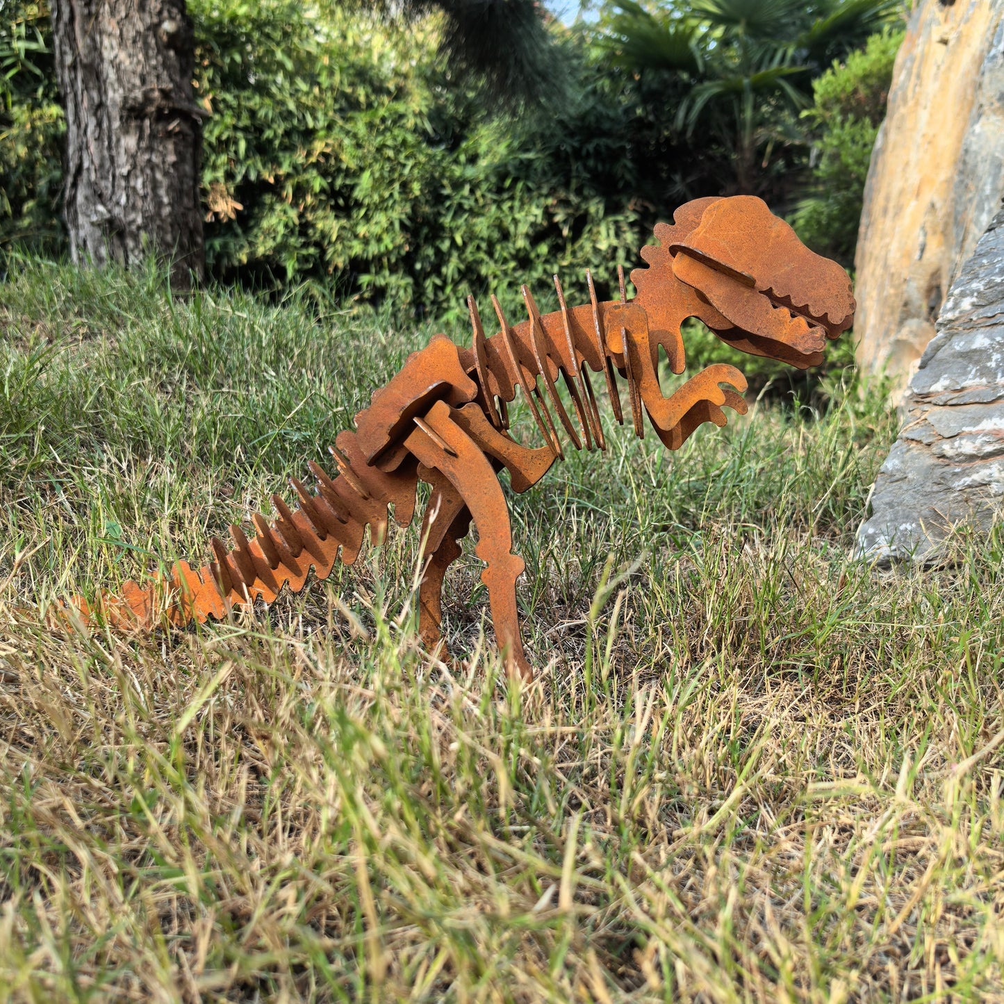 Rustic Metal T Rex Skeleton Garden Sculpture, 3D Dinosaur Yard Art Decor, Weathered Rust Finish Prehistoric Animal Statue for Outdoor Lawn, Patio, Backyard, Garden Display