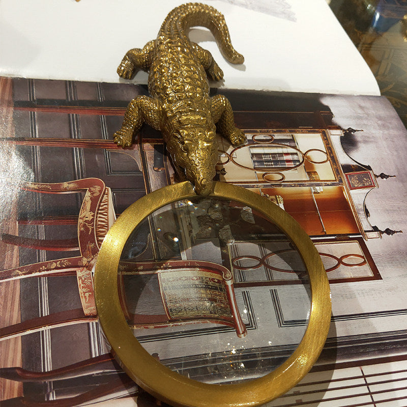 Gold Crocodile Magnifying Glass Desk Decor, Decorative Reading Magnifier with Glass Lens, Alligator Tabletop Sculpture for Office, Library, Study Room, Bookshelf, Collectibles and Gift Display