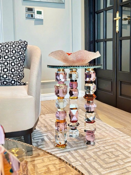 Pink, Clear and Amber Glass Round Side Table, Sculptural Faceted Crystal-Style Pedestal End Table, Glam Art Deco-Inspired Accent Table for Living Room, Bedroom and Lounge