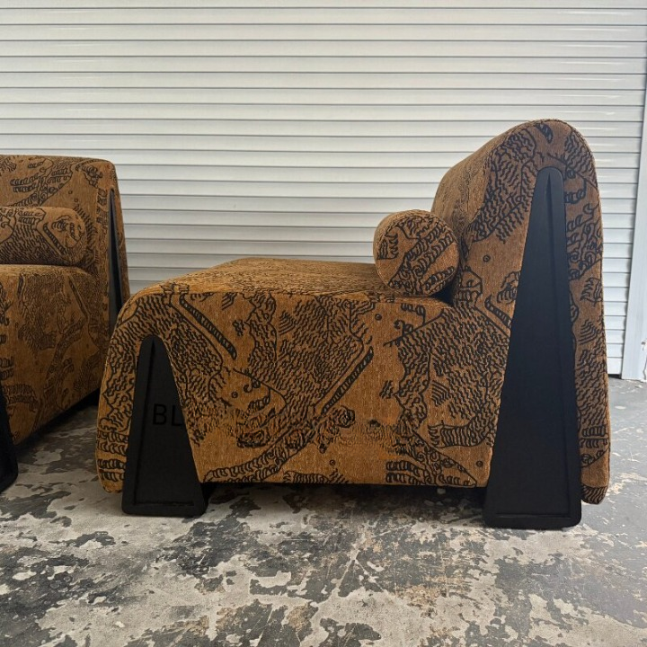 Pyramid Style Lounge Chair, Tiger Pattern Upholstered Accent Chair with Bolster Pillow and Black Side Supports, Wide Single Sofa Chair for Living Room, Bedroom, Reading Nook, Hotel, Lounge and Balcony