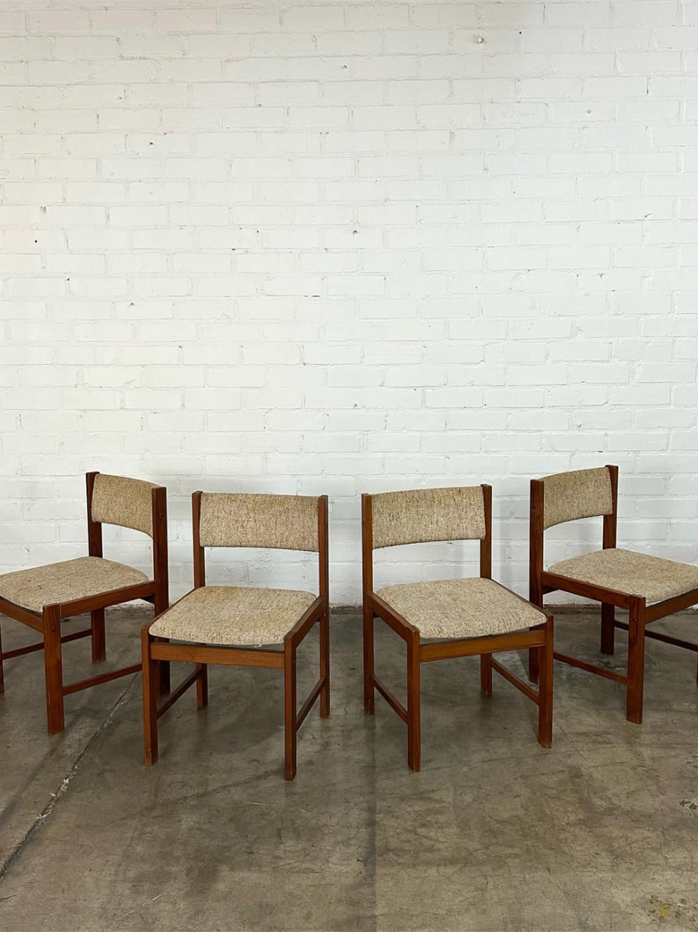 Solid Wood Dining Chair with Upholstered Seat and Back, Modern Vintage Accent Chair, Beige Fabric Kitchen Chair, Wooden Side Chair for Dining Room, Living Room, Reception Area, Cafe and Meeting Space