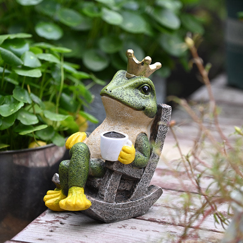 Green Crowned Frog Figurine, Hand-Painted Resin Frog Drinking Coffee in Rocking Chair, Whimsical Animal Statue for Office Desk, Bookshelf, Patio, Garden and Home Décor
