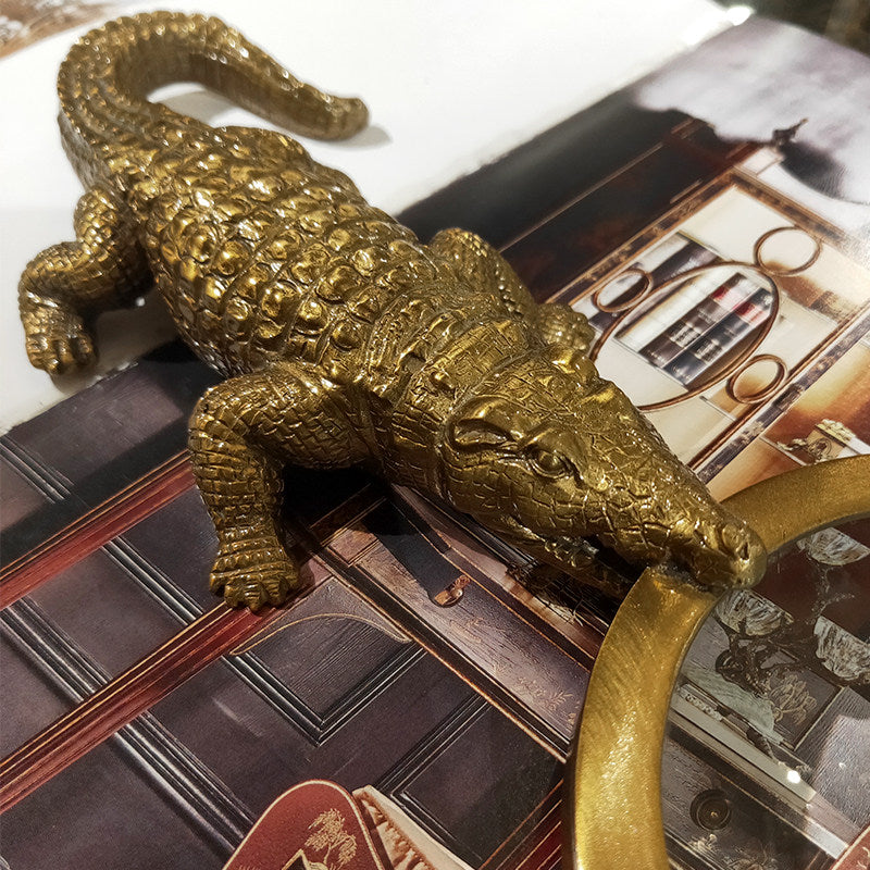 Gold Crocodile Magnifying Glass Desk Decor, Decorative Reading Magnifier with Glass Lens, Alligator Tabletop Sculpture for Office, Library, Study Room, Bookshelf, Collectibles and Gift Display