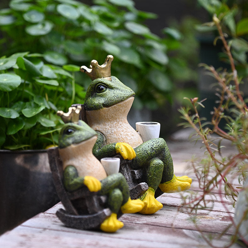 Green Crowned Frog Figurine, Hand-Painted Resin Frog Drinking Coffee in Rocking Chair, Whimsical Animal Statue for Office Desk, Bookshelf, Patio, Garden and Home Décor