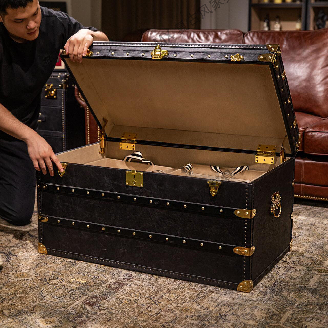 Vintage Trunk Coffee Table, Faux Leather Storage Chest Cocktail Table for Living Room, Cigar Lounge, Office and Lounge Spaces