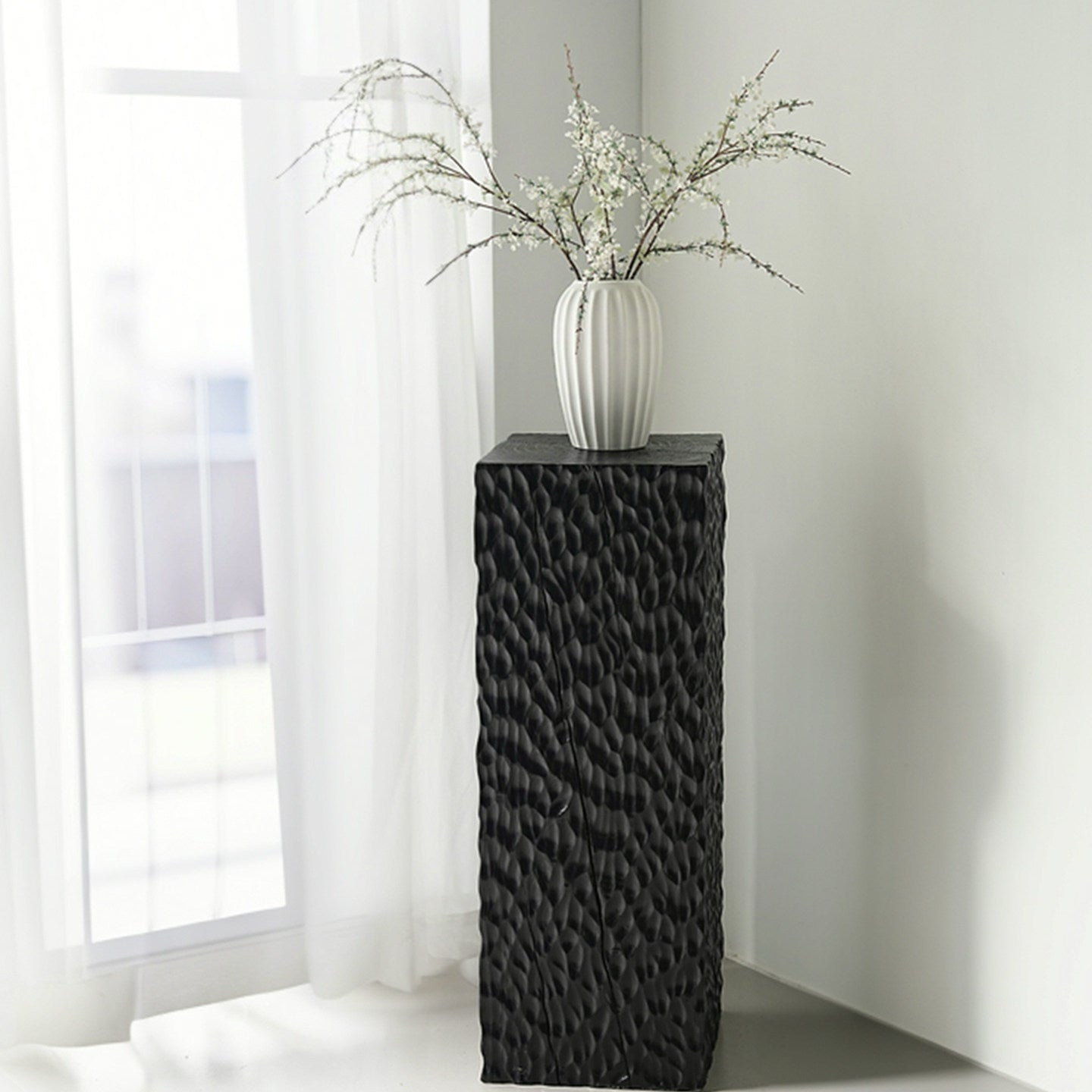 Black Solid Wood Pedestal Side Table, Hand-Carved Wave Texture Display Stand, Tall Square Tree Stump End Table for Sofa Side, Plant Stand, Sculpture Base, Living Room, Hotel, Entryway Decor
